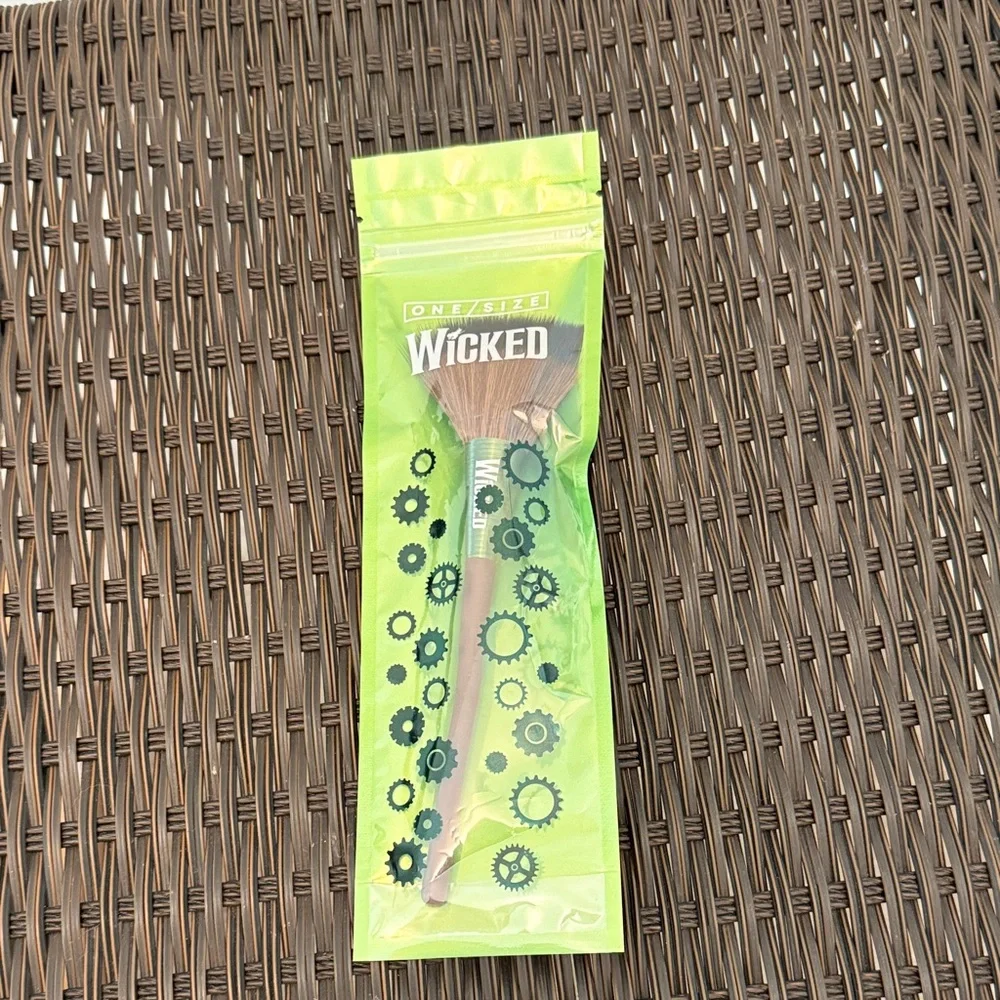 ONE/SIZE Wicked Off The Handle Complexion Brush